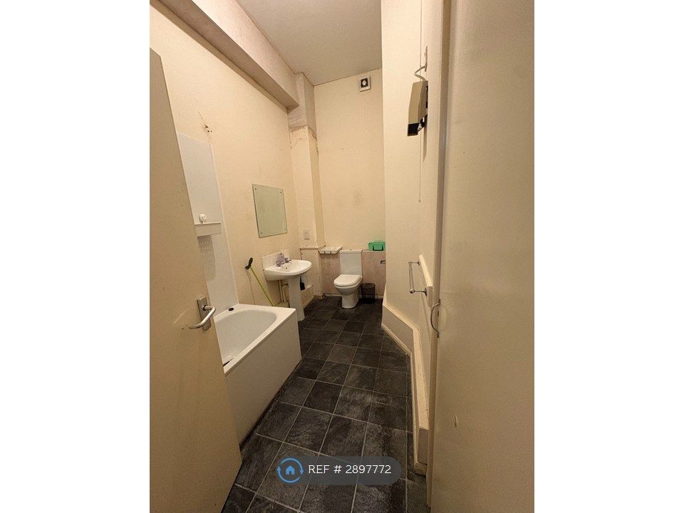 Property photo 3 of 9 Share Bathroom
