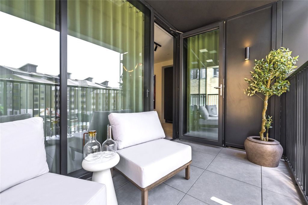 Property photo 3 of 21 Balcony