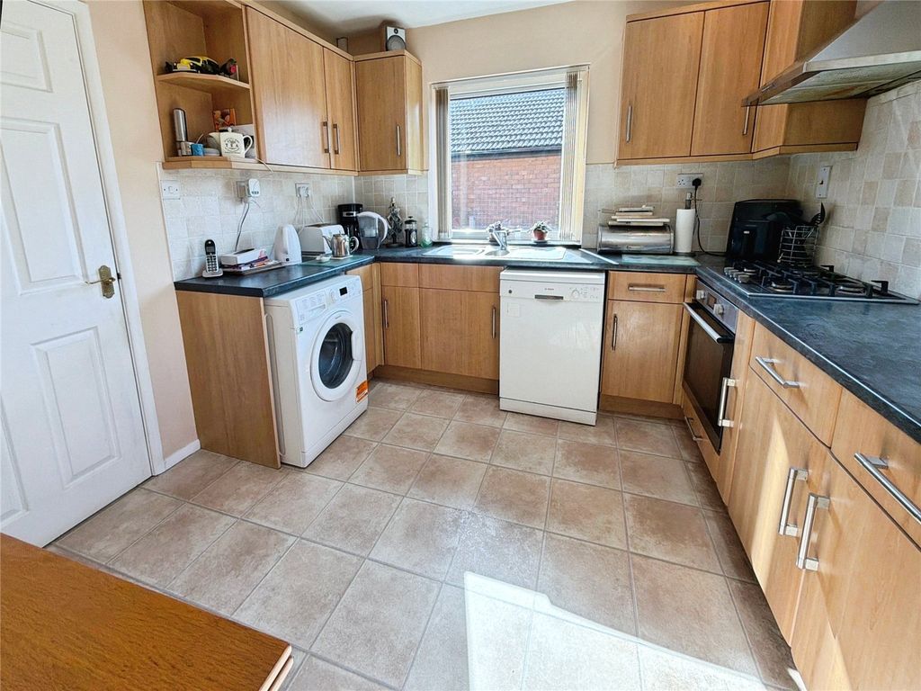 Property photo 3 of 10 Kitchen