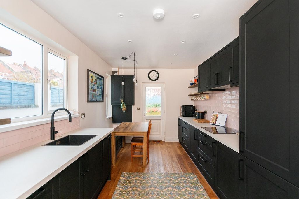 Property photo 1 of 36 2W4Rbn - Kitchen F.Jpg