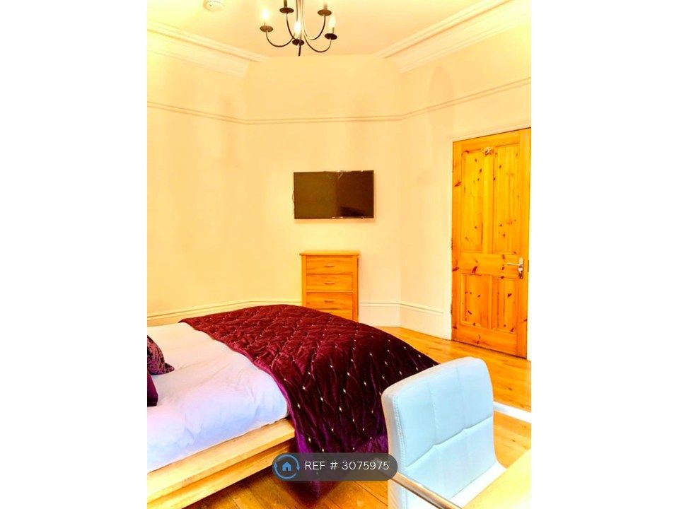 Property photo 3 of 6 Huge Ensuite Bedrooms With Smart Tvs