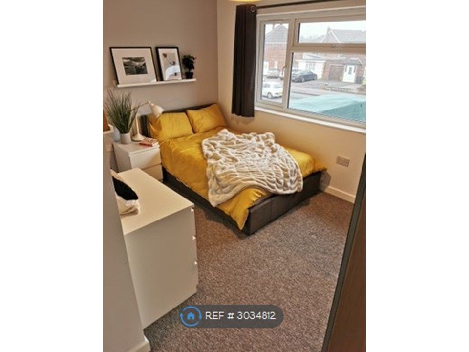 Property photo 1 of 7 Room 5: Spacious Double En-Suite Room