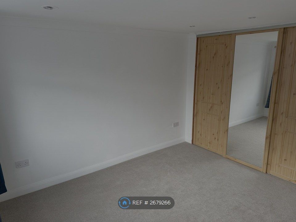 Property photo 2 of 11 Main Bedroom