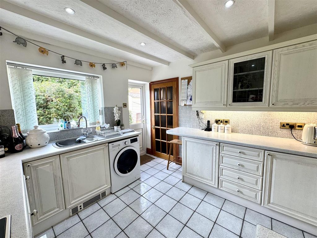 Property photo 3 of 19 Kitchen