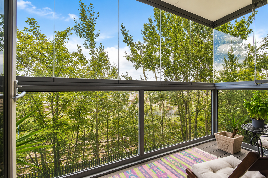Property photo 3 of 7 Balcony