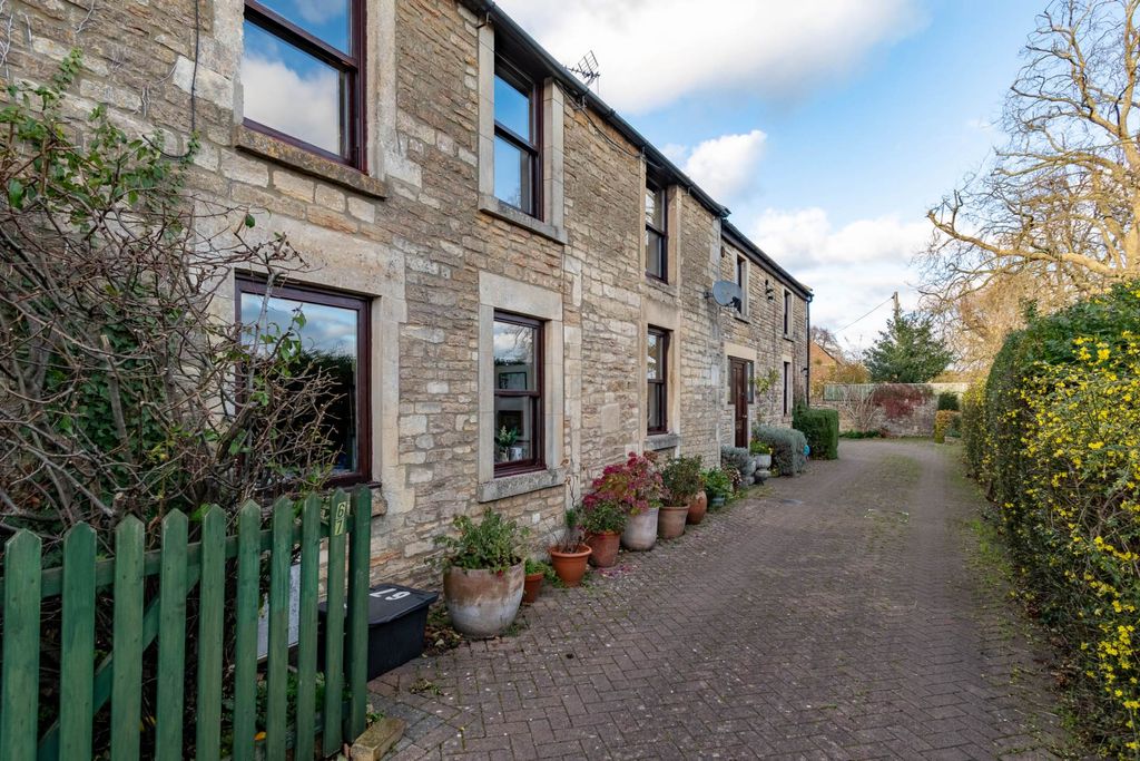 Property photo 2 of 35