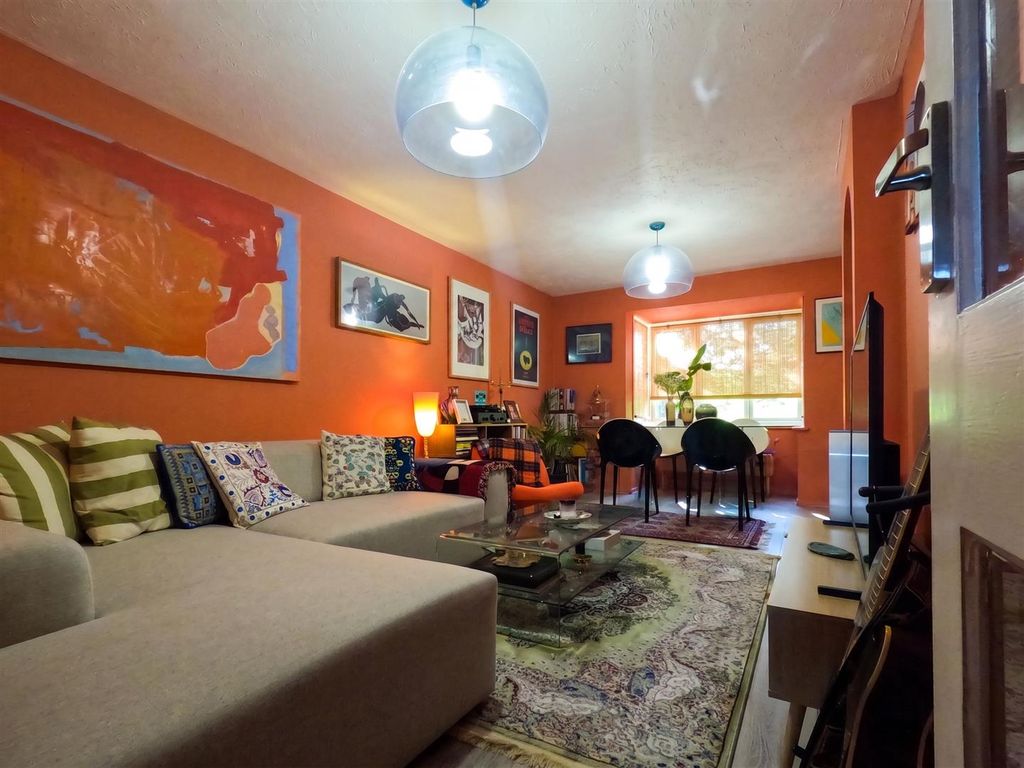 Property photo 2 of 14 28 Cubitt Recp 2.Png