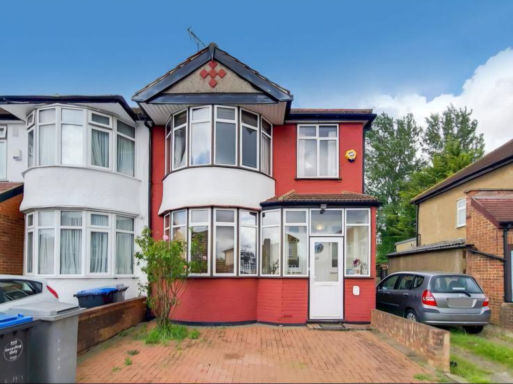 Property photo 1 of 6 Spacious 3-Bedroom End-Terraced House €“ Brampton Road, Nw9 €“ £2,850 Pcm (Unfurnished)
