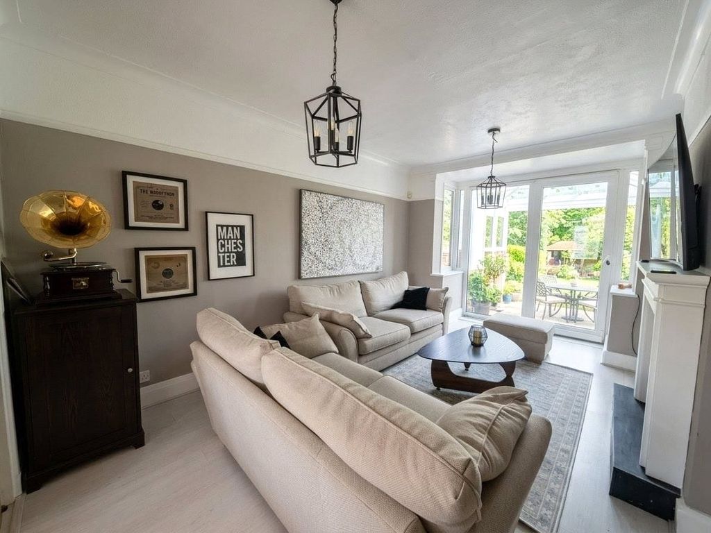 Property photo 3 of 16 Lounge