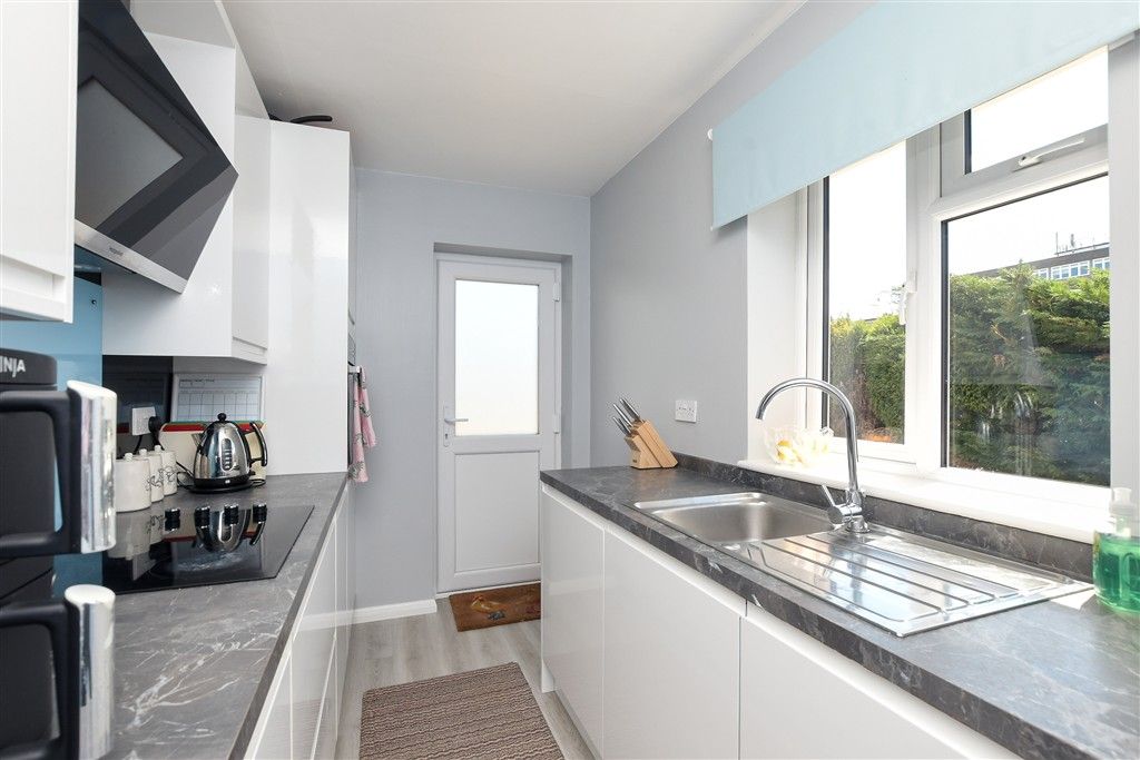 Property photo 3 of 10 Kitchen
