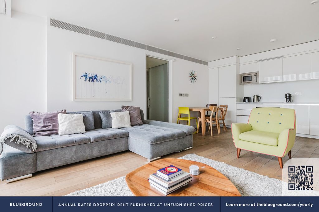 Property photo 3 of 21 Living Room