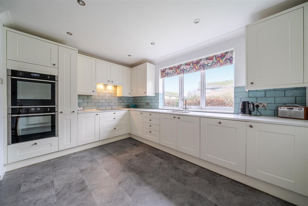 Property photo 3 of 22 1384622-12-694A9F1610E8d.Jpg