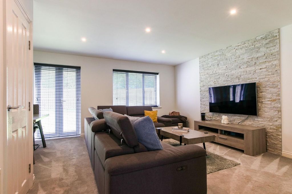 Property photo 3 of 13 Lounge