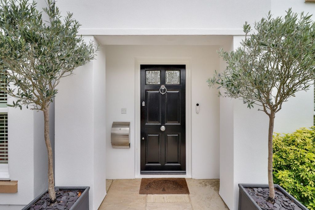 Property photo 2 of 31