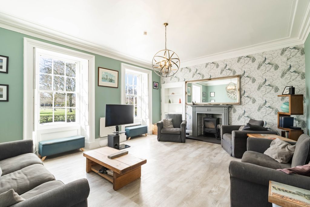 Property photo 2 of 51 Lounge