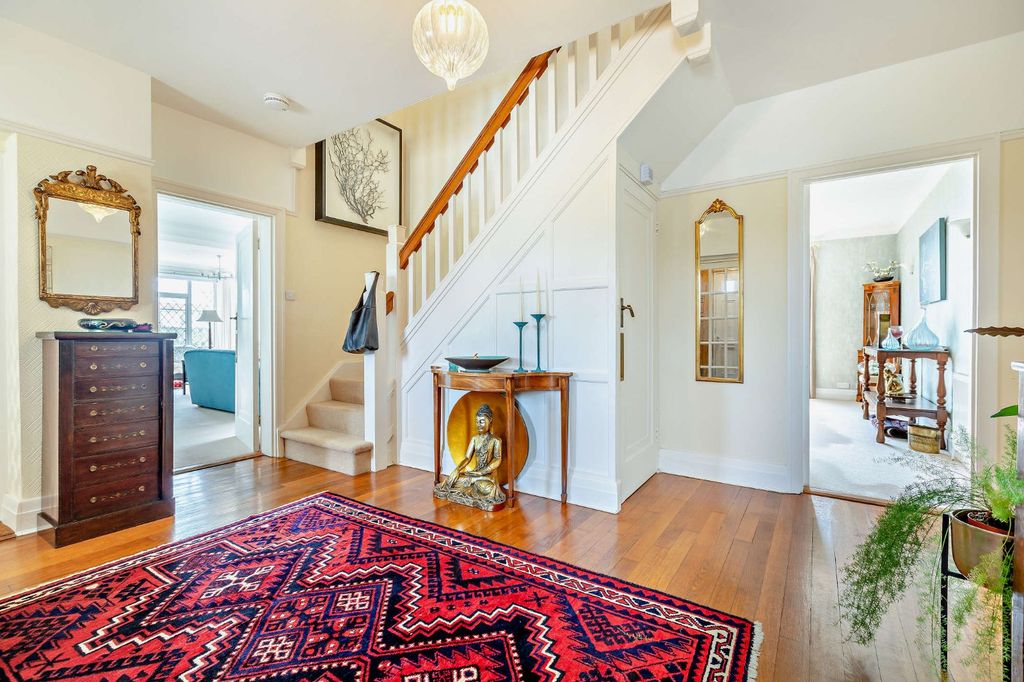 Property photo 3 of 16 Entrance Hall