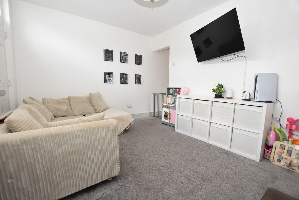 Property photo 2 of 10 Lounge 02.Jpg