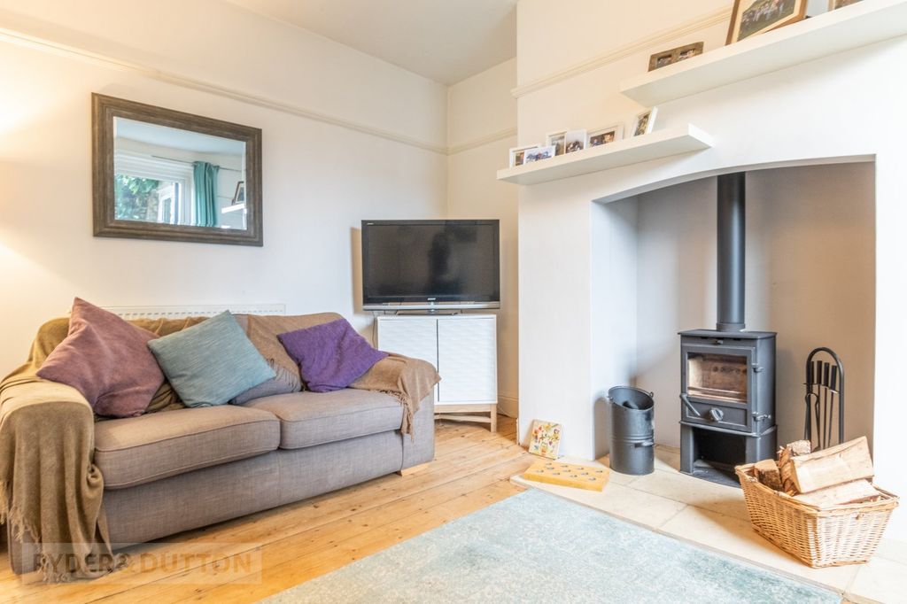 Property photo 3 of 17 Lounge