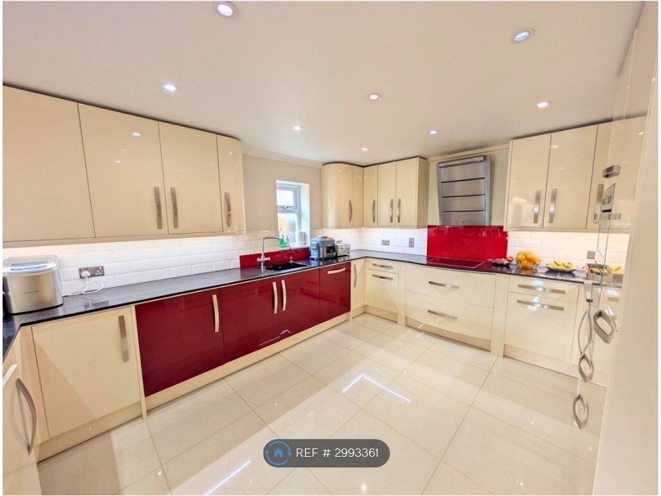 Property photo 2 of 25 Kitchen