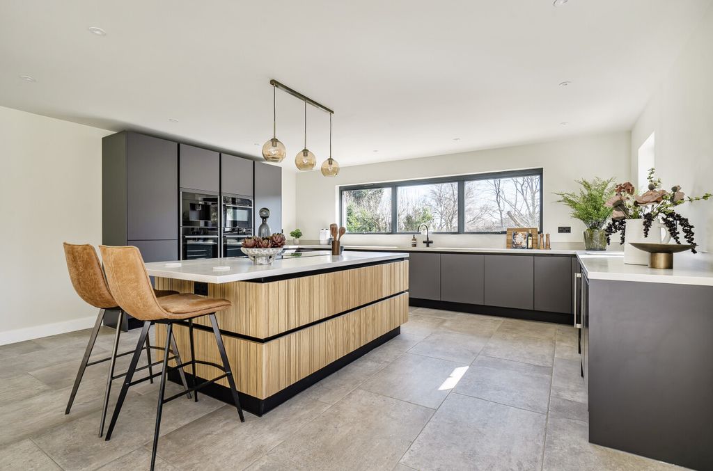 Property photo 3 of 24