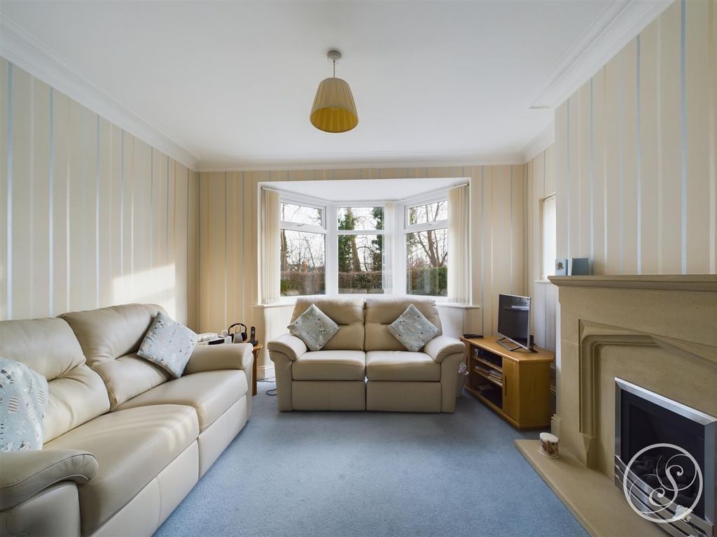 Property photo 2 of 18 Lounge