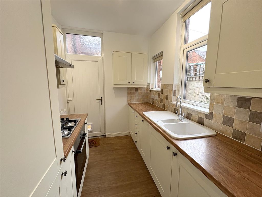 Property photo 2 of 11 Kitchen