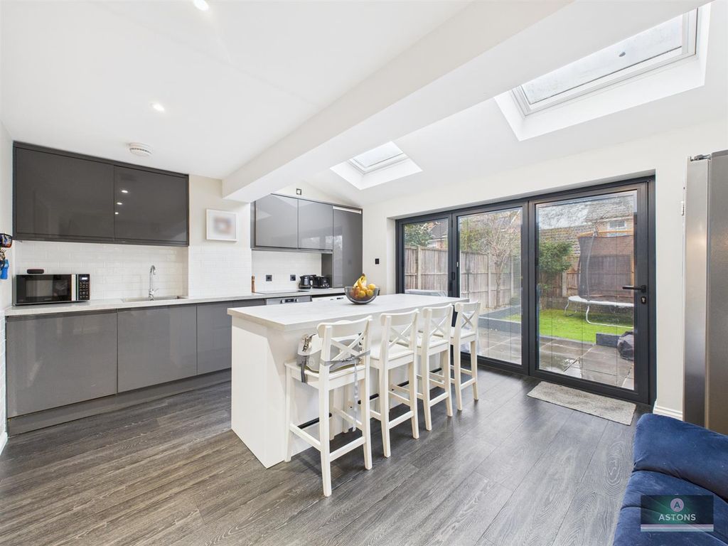 Property photo 2 of 21 Cam04622G0-Pr0106-Still010.Jpg