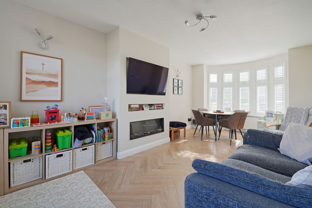 Property photo 2 of 31 Open Plan Living / Dining