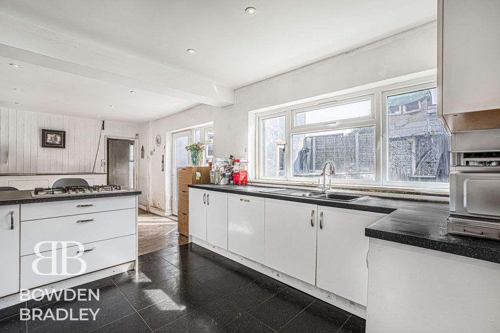 Property photo 2 of 27