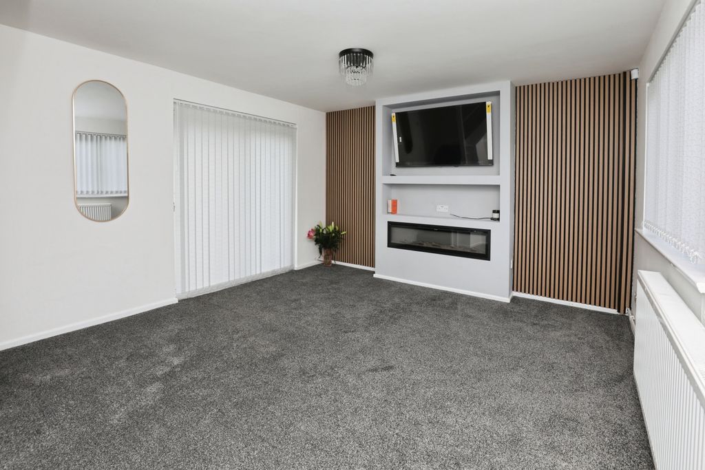 Property photo 3 of 15 Lounge