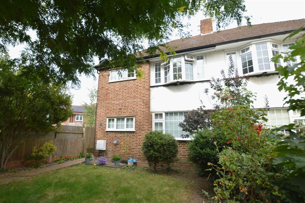 Property photo 1 of 12 48 Bramley Close.Jpg