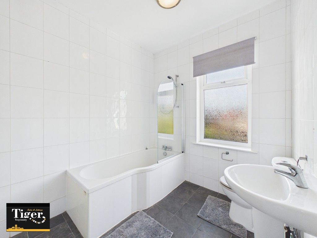 Property photo 3 of 13 Img_398449_15_Large