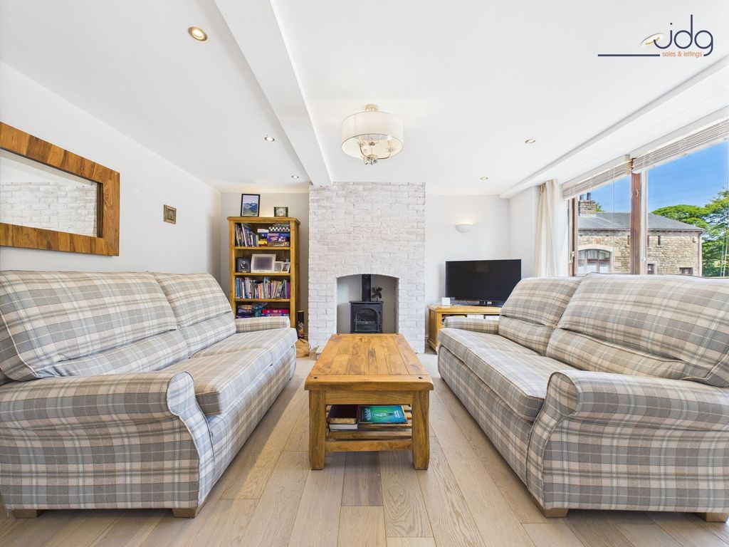Property photo 3 of 15 Cosy Lounge With Gas Stove And Large Front Window