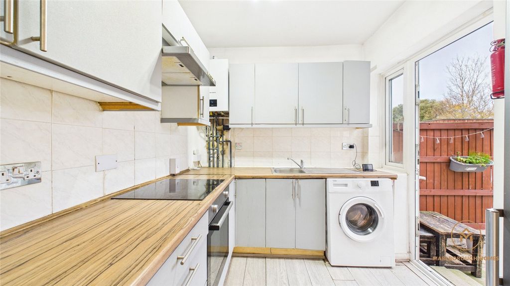 Property photo 2 of 12 Dagenham Rm10