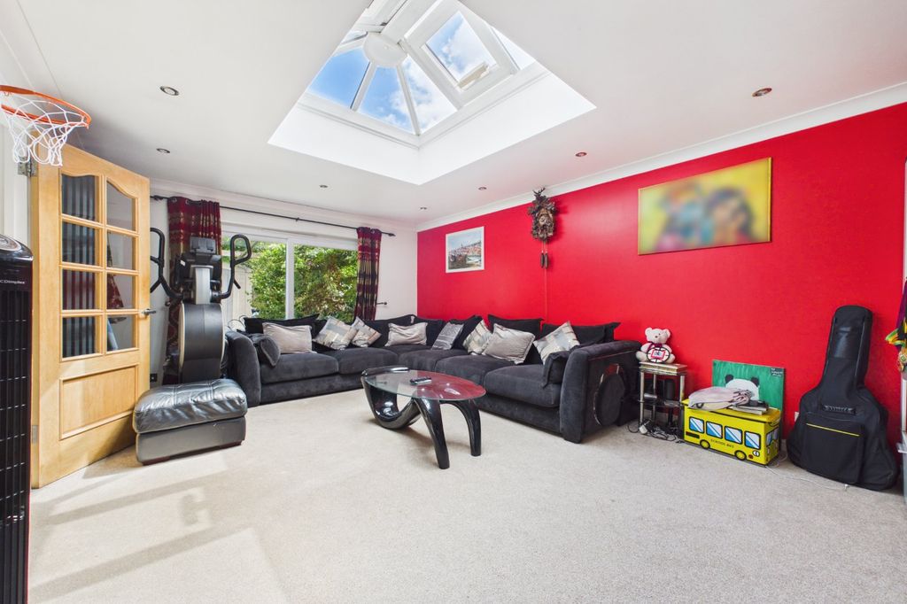 Property photo 2 of 19 Picture No. 12