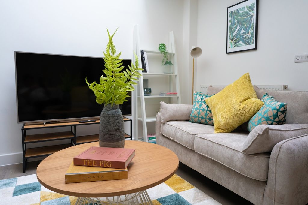 Property photo 2 of 11 A Bright And Inviting Living Room With Modern Deco...