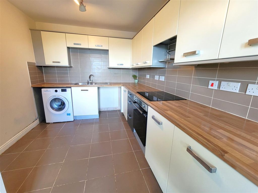 Property photo 3 of 11 Kitchen 1