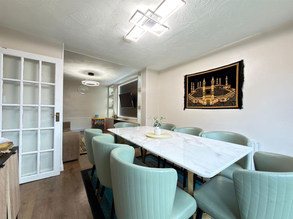 Property photo 3 of 25 Lounge / Diner