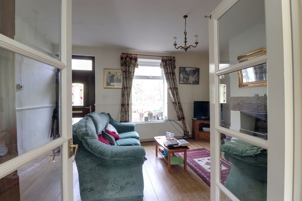 Property photo 3 of 16 Lounge 1