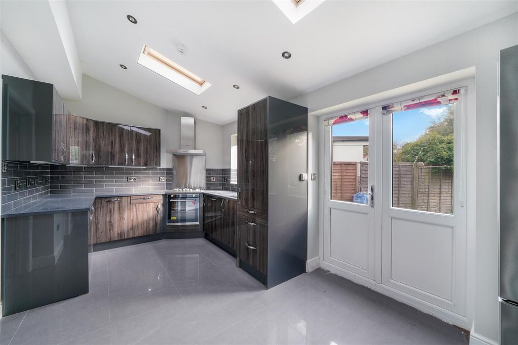 Property photo 2 of 14 35 Oldborough Road - Qi8Dvdpmvjjth87Kyn7Y.Jpg