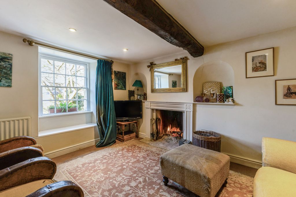 Property photo 3 of 16 Sitting Room