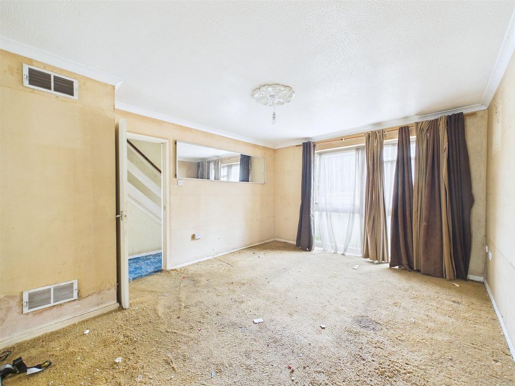 Property photo 3 of 13 3 - 3-Bedroom House In Yate For Referbishment.Jpg
