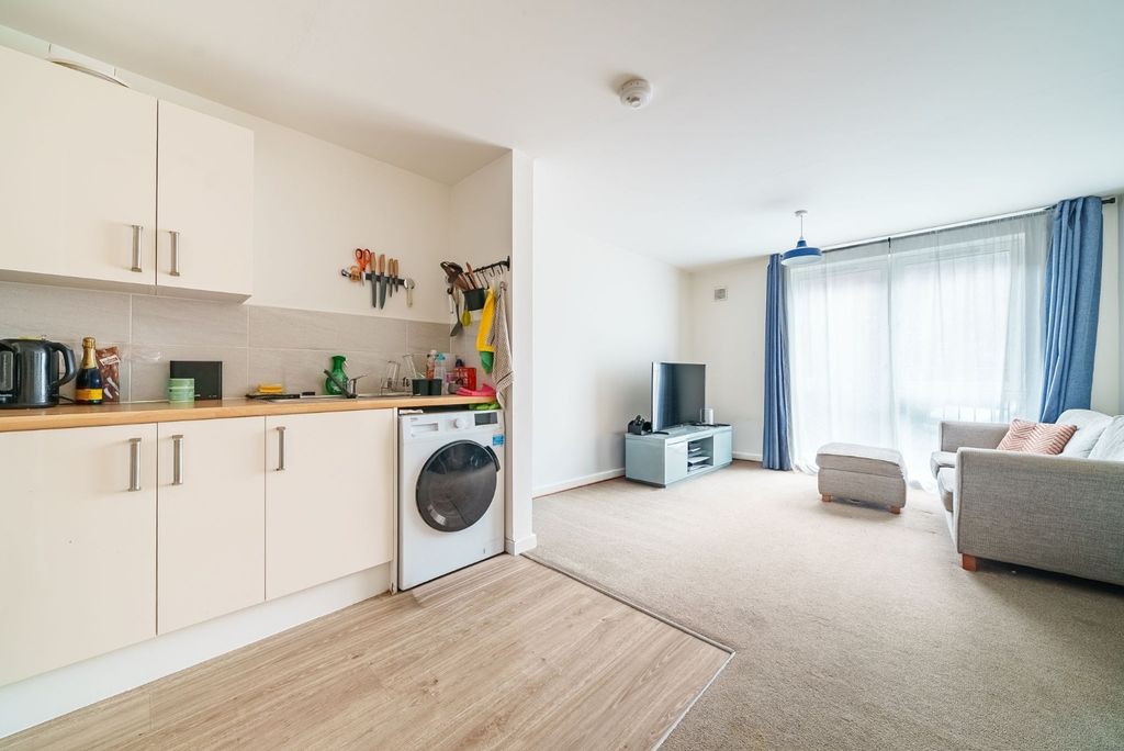 Property photo 2 of 11 4690883