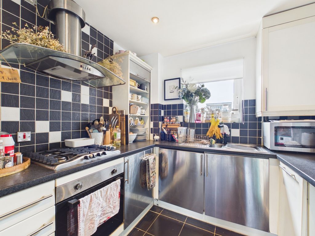 Property photo 3 of 9 Kitchen - Ewemove - Central 4, Wharf Road, Sale