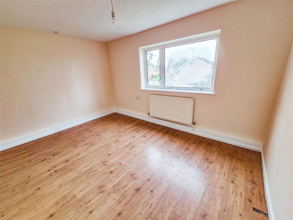 2 bed flat for saleSpringfields, Dursley GL11 photo 4