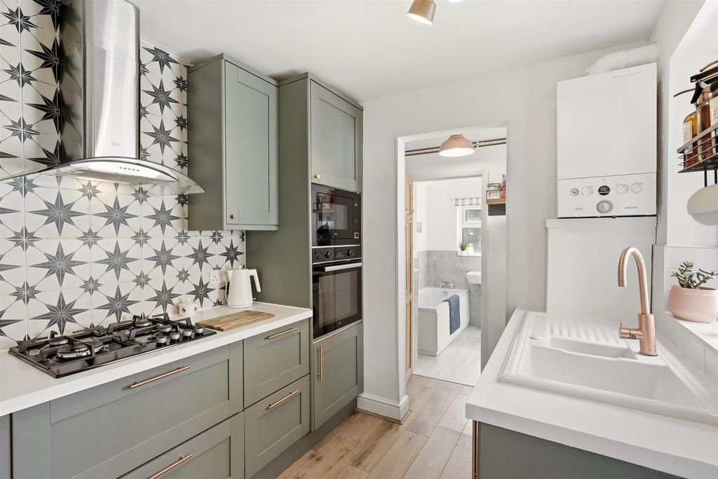 Property photo 3 of 23 14_Avenue_Road_008.Jpg