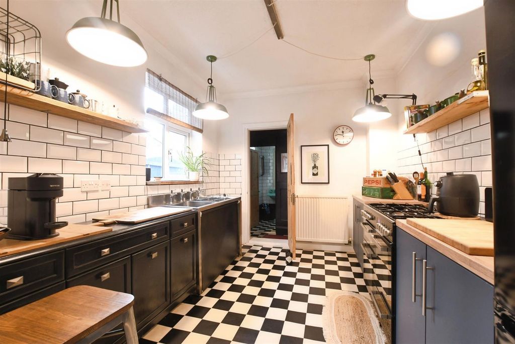 Property photo 3 of 20 Kitchen