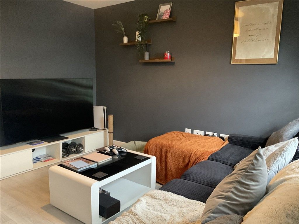 Property photo 3 of 6 Lounge