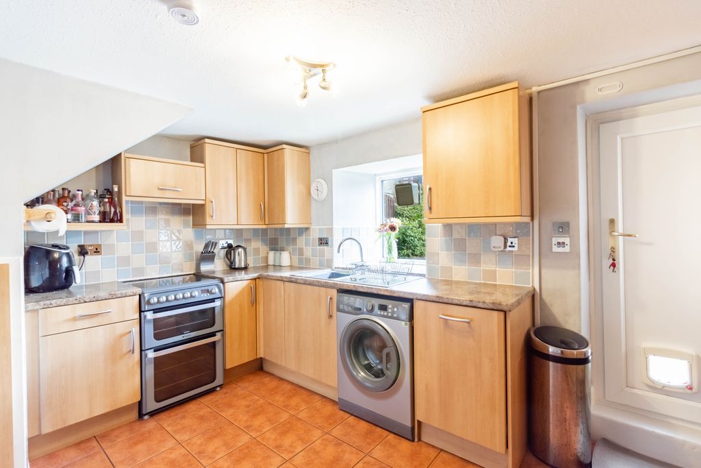 Property photo 2 of 25 Kitchen