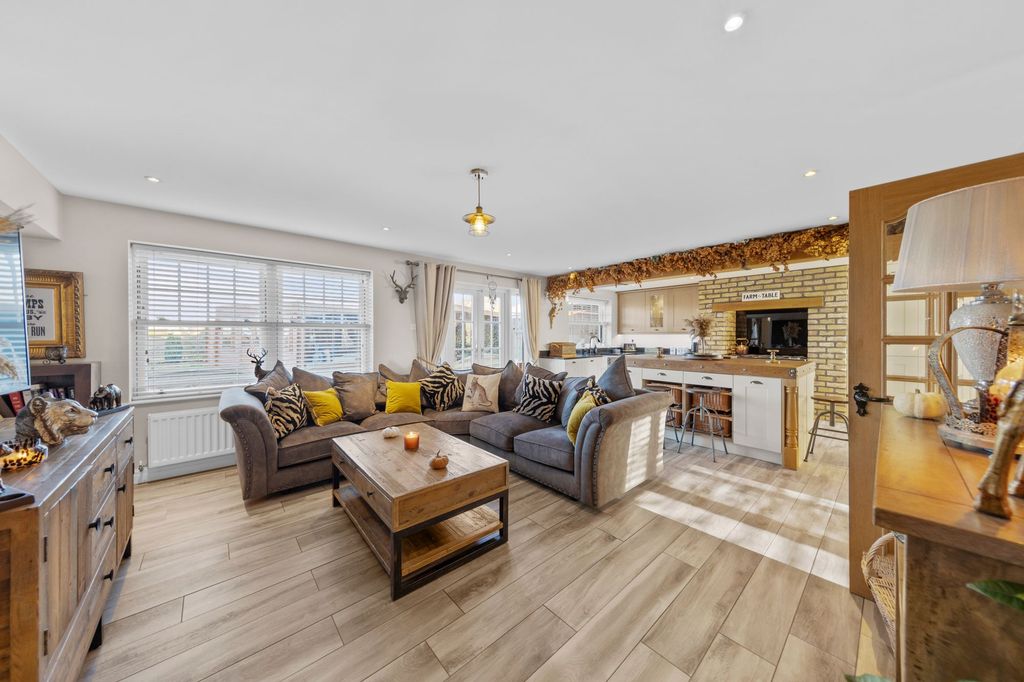 Property photo 2 of 33